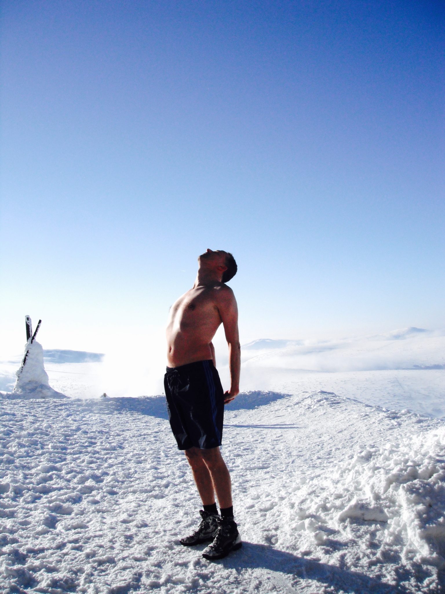 Leon Dantuma in de zon op de top na shirtloze beklimming van Mount Sniezka in Polen, 2013